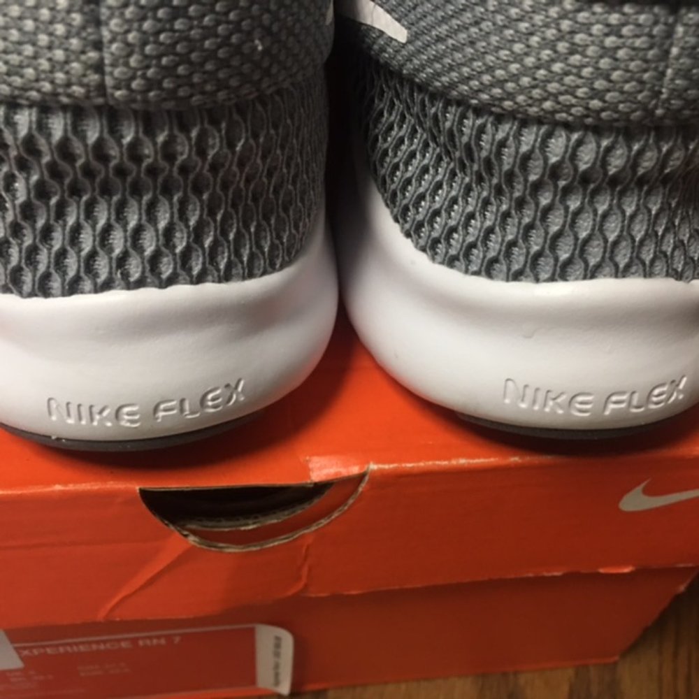 NEW IN BOX  Women's Size 10.5 NIKE Flex RN7 - Picture 10 of 11